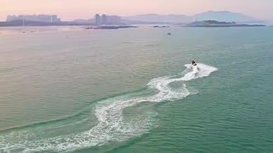 4K航拍激情摩托艇运动视频的预览图